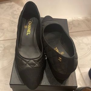 Black quilted leather 1 inch heels